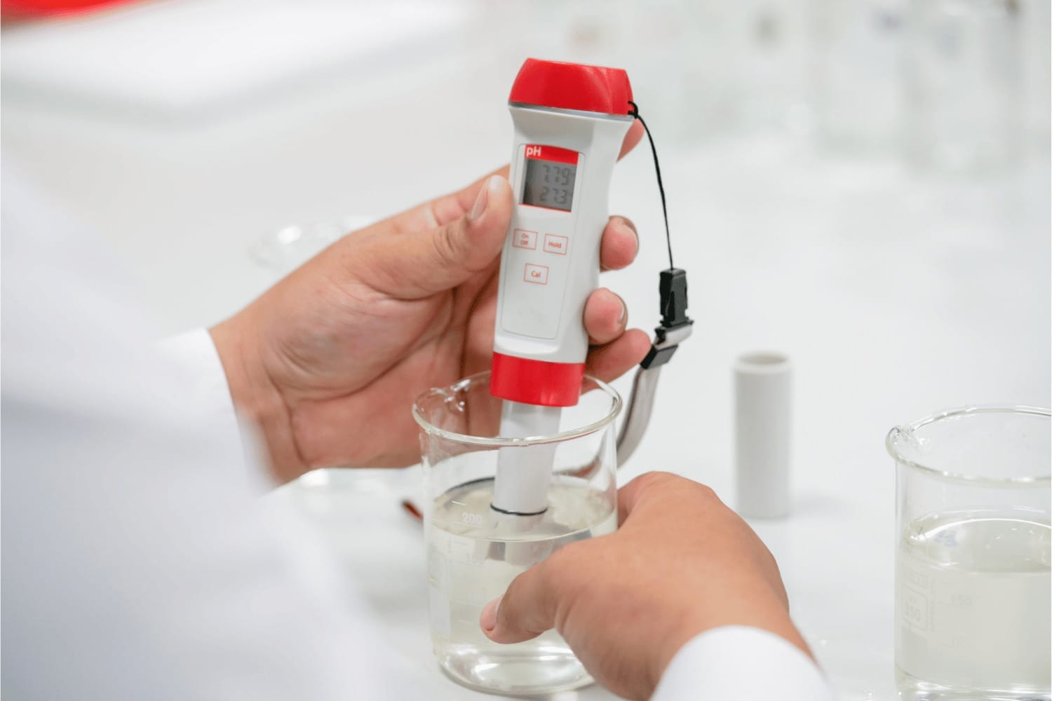 mesurer le pH d'un liquide à l'aide d'un pH mètre