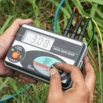 l'ingénieur utilise un testeur de terre numérique pour mesurer la résistance d'isolement entre la partie électrique et la mise à la terre ou la terre pour protéger les courts-circuits