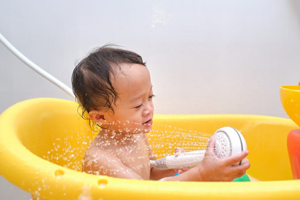 quand bébé ajoute de l'eau trop chaude dans son bain, attention danger !