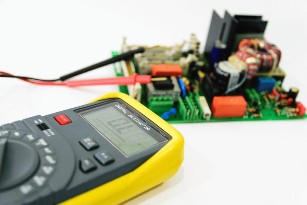 utiliser multimètre digital pour tester un circuit électrique ou trouver une panne